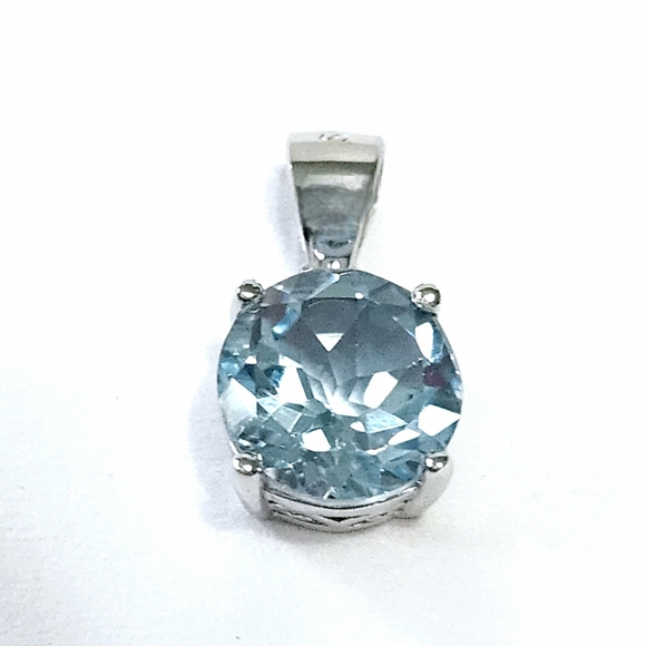 2.00 ct Blue Topaz Solitaire Silver Pendant - Picture 3 of 8